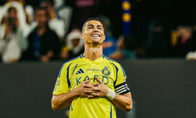 Ronaldo thăng hoa với cú đúp giúp Al Nassr áp sát ngôi đầu